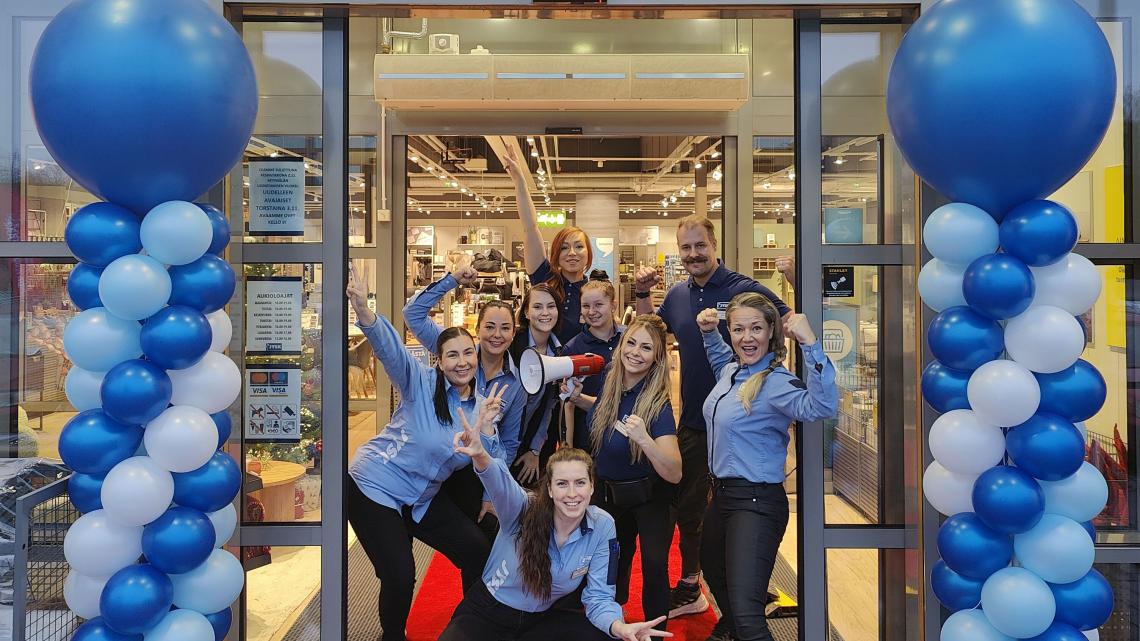 JYSK Finland - Colleagues at Store opening with red carpet and balloons